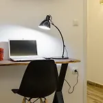 Naxian Nest 2br Near - Semi Basement Appartement
