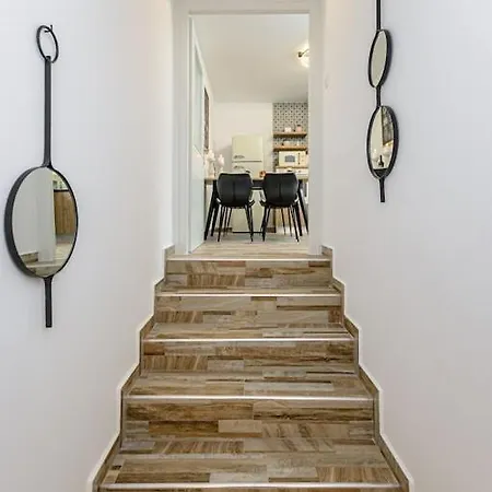아파트 2br Near - - Semi Basement