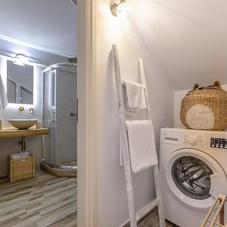 아파트 2br Near - - Semi Basement Naxos City